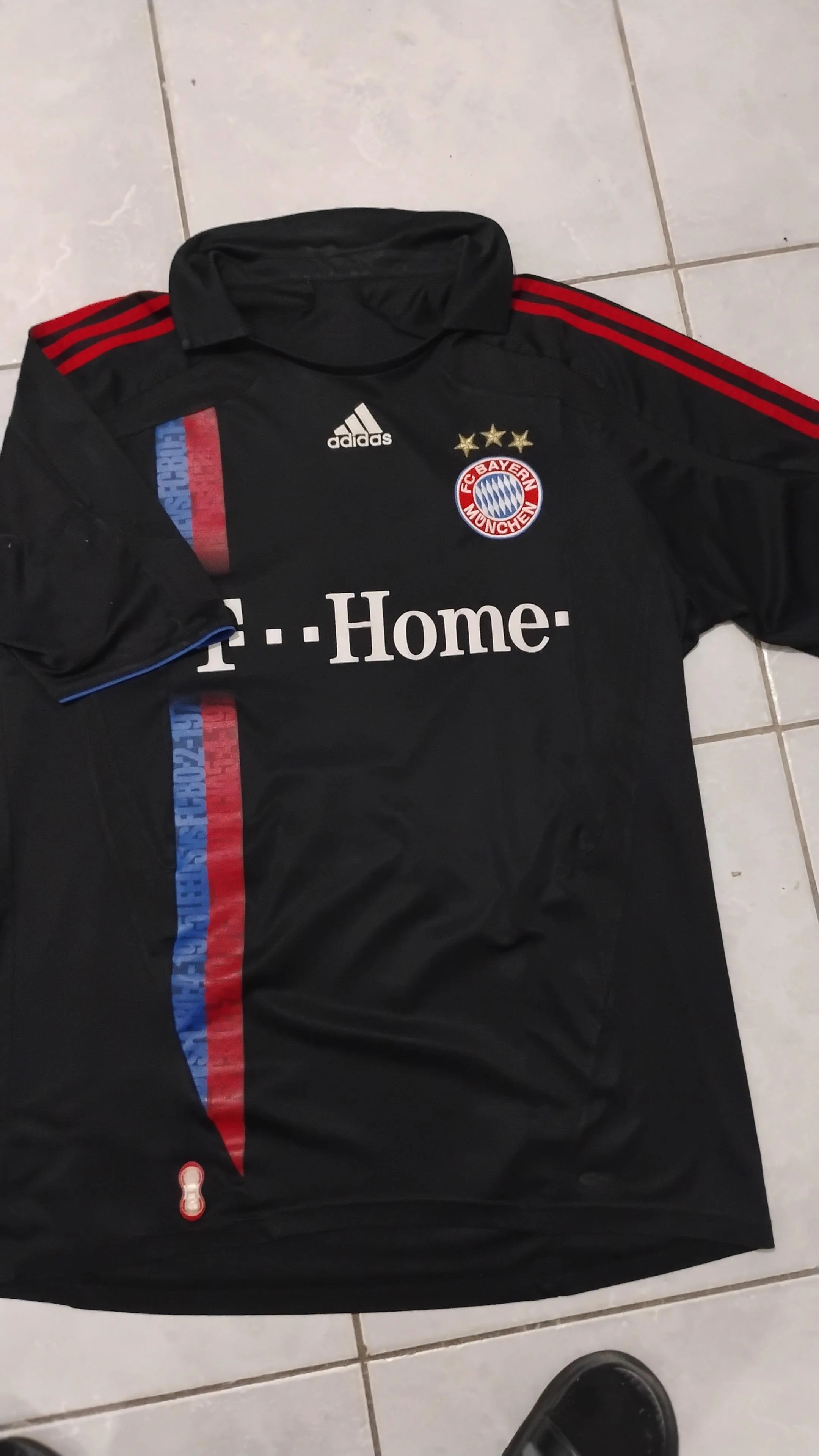 Why Is This Bayern Third Kit Only Available in XXL? - featured image